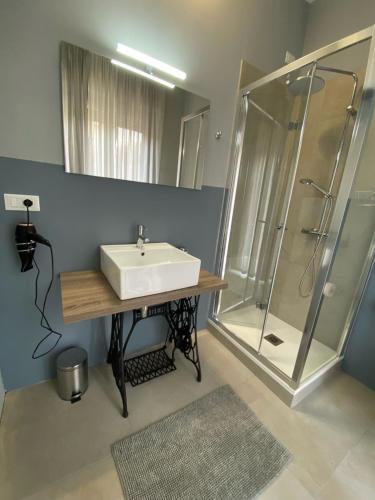 bagno con lavandino e doccia di Delle Rose Rooms a Verona