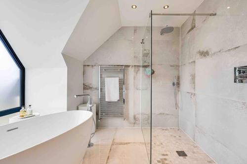 bagno con doccia, vasca e lavandino di 8986690/2023 a Birkenhead