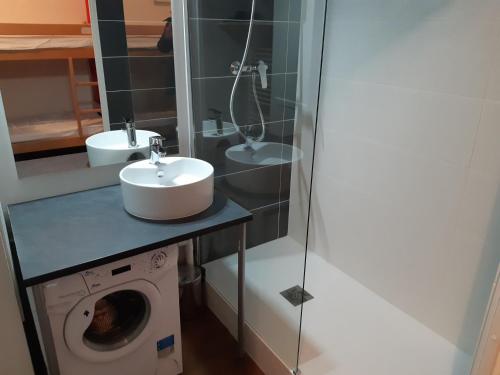 ein Badezimmer mit 2 Waschbecken und einer Waschmaschine in der Unterkunft Studio 4 pers avec balcon sud et WIFI, Brides-les-Bains - FR-1-512-135 in Brides-les-Bains