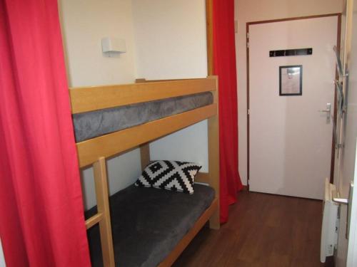 Etagenbett in einem kleinen Zimmer mit roten Vorhängen in der Unterkunft Studio 4 pers avec balcon sud et WIFI, Brides-les-Bains - FR-1-512-135 in Brides-les-Bains