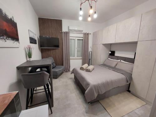 een slaapkamer met een bed en een bureau en een bureau bij STEFAN 2 in Umag