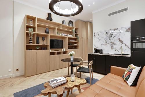 un salon avec un canapé et une table dans l'établissement Pick A Flat's Apartment in Saint Germain des Près - Rue du Cherche Midi, à Paris