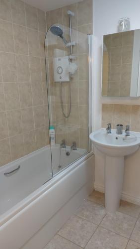 bagno con vasca, lavandino e doccia di Waters Edge, Town house in Stourport-on-Severn a Stourport