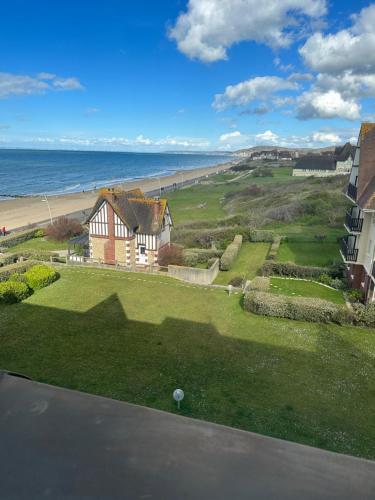 z góry widok na dom i ocean w obiekcie Studio Les Marines - Belle Vue Mer w mieście Cabourg