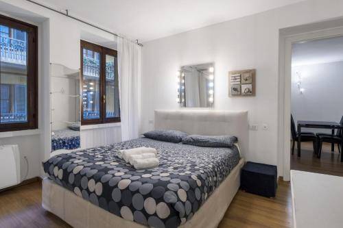 ein Schlafzimmer mit einem großen Bett in einem Zimmer in der Unterkunft Cozy & comfy apt in Navigli area in Mailand