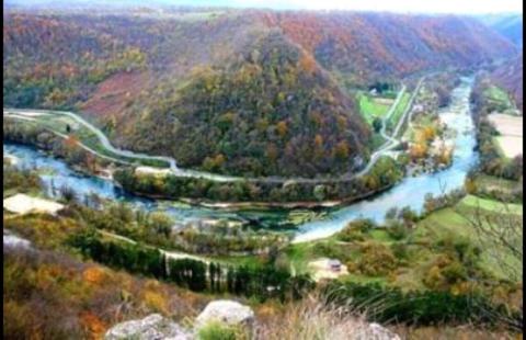 a winding river in the middle of a mountain at Apartmani Dada Kanjon Grmuša in Bihać