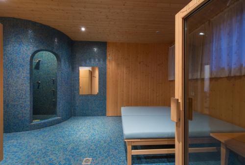 a bathroom with a bath tub and a mirror at Garni-Residence Villa Paul in Nova Ponente