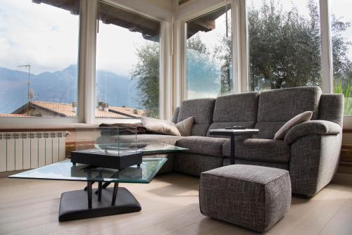 uma sala de estar com um sofá e uma mesa em Guesthouse "Villa Tamas" em Limone sul Garda
