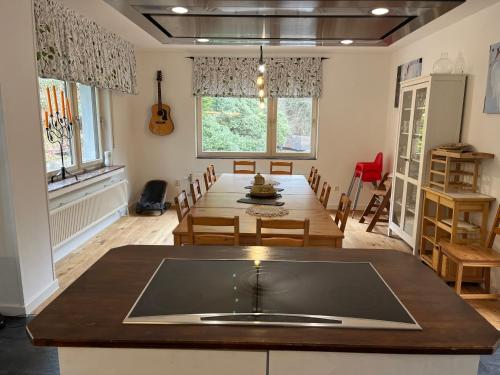 een keuken en eetkamer met een tafel en stoelen bij Rivendell I3 in Monschau