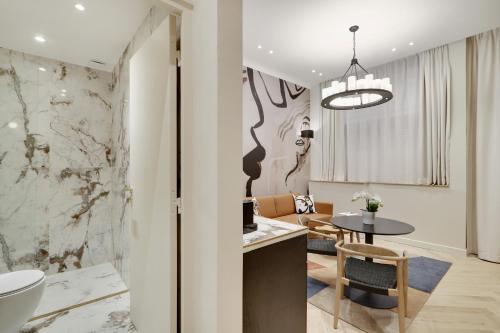 une cuisine et un salon avec une table et des chaises dans l'établissement Pick A Flat's Apartment in Saint Germain des Près - Rue du Cherche Midi, à Paris