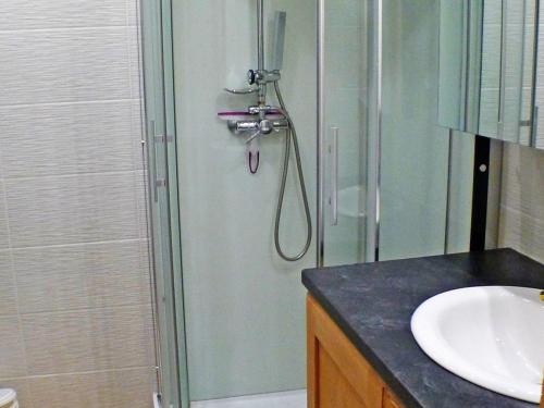 une salle de bain avec douche et lavabo dans l'établissement Appartement avec piscines, parking et WiFi à Samoëns - FR-1-629-25, à Samoëns