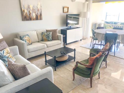 un salon avec un canapé et une table dans l'établissement Le Trident YourHostHelper, à Cannes