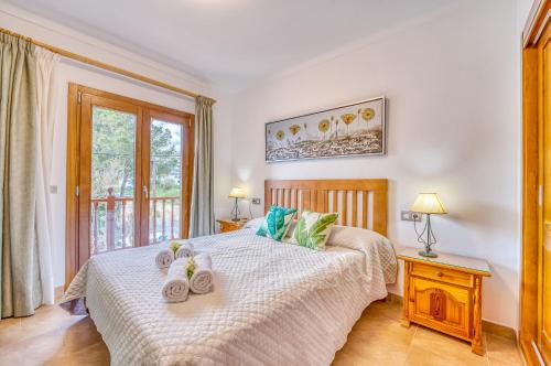 Giường trong phòng chung tại Ideal Property Mallorca - Villa Pintor