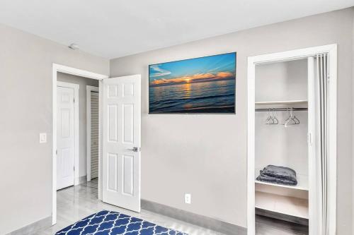 a room with white walls and a painting on the wall at Modern Villa with Pool Hollywood Hard Rock Casino in Fort Lauderdale