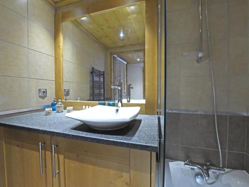 une salle de bain avec un lavabo et un miroir dans l'établissement Appartement 2P avec Terrasse et Parking au Centre de Samoëns - FR-1-629-93, à Samoëns