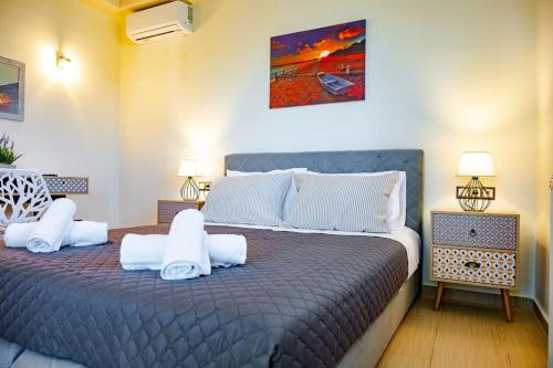 ein Schlafzimmer mit einem großen Bett mit weißen Kissen in der Unterkunft Villa Penelope in Áyios Síllas