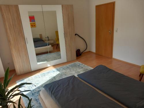 Postel nebo postele na pokoji v ubytování Ferienwohnung im Gründerzeitviertel mit Stellplatz