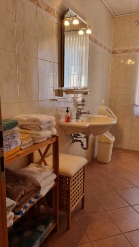 a bathroom with a sink and a toilet and a mirror at Ferienwohnung an der Mühle in Bad Zwischenahn
