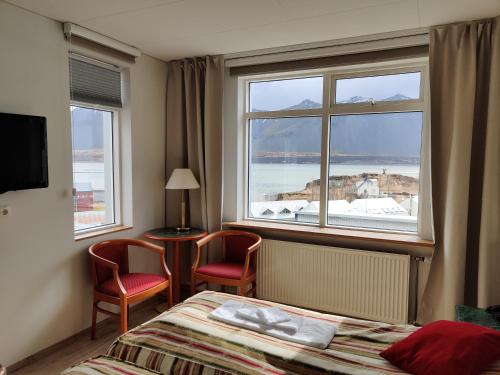 um quarto de hotel com uma cama e uma grande janela em Hótel Borgarnes em Borgarnes
