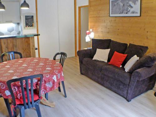 un salon avec un canapé et une table dans l'établissement Appartement Confortable avec Piscines, Terrasse et Parking à Samoëns - FR-1-629-100, à Samoëns
