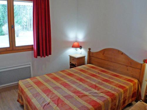 une chambre avec un lit et une fenêtre dans l'établissement Appartement Confortable avec Piscines, Terrasse et Parking à Samoëns - FR-1-629-100, à Samoëns