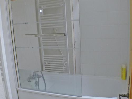 une salle de bain avec une douche avec une porte vitrée dans l'établissement Appartement Confortable avec Piscines, Terrasse et Parking à Samoëns - FR-1-629-100, à Samoëns