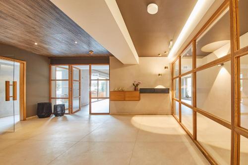 a large hallway with a lobby with glass doors at Hotel Reiler Hof in Reil