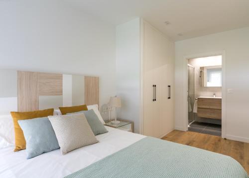 1 dormitorio con 1 cama y baño con lavamanos en BILBAO COSTA-Algorta-Getxo- A ESTRENAR-parking-playa-metro-BILBAO en metro, a 25 mimutos en Getxo