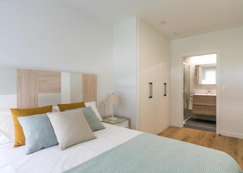 a bedroom with a bed and a bathroom with a sink at BILBAO COSTA-Algorta-Getxo- A ESTRENAR-parking-playa-metro-BILBAO en metro, a 25 mimutos in Getxo