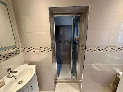 La salle de bains est pourvue d'une douche et d'un lavabo. dans l'établissement Stunning 2 bedroom let’s BBQ., à Brighton et Hove
