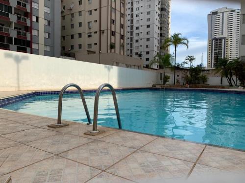 uma piscina numa cidade com edifícios altos em Apartamento no Setor Bueno - imóvel completo e com excelente localização em Goiânia