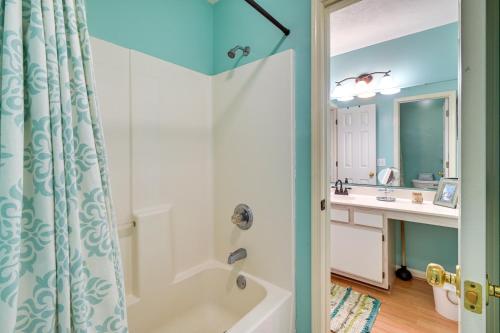Ένα μπάνιο στο Pawleys Island Vacation Rental on Golf Course!