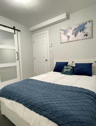 a bedroom with a large bed with a blue blanket at Fantastique 3 chambres modernes au cœur de la ville in Montréal
