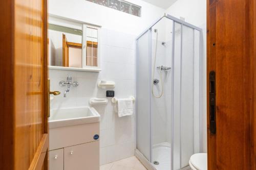 アルバタックスにあるCasa a due passi dal mareのバスルーム(シャワー、洗面台、トイレ付)