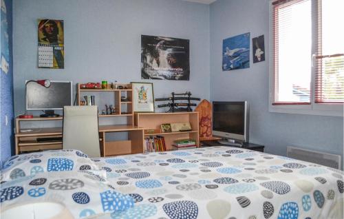 1 dormitorio con 1 cama y 1 habitación con TV en Nice Home In Seyresse With Outdoor Swimming Pool, en Seyresse