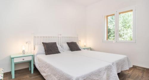 カンポスにあるSa Costaの白いベッドルーム(白いベッド1台、窓付)