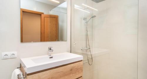 une salle de bain blanche avec lavabo et douche dans l'établissement Sa Costa, à Campos