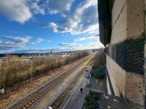 a view of a train track from a building at Wohnen wie im Schloss - Alter Bahnhof von Kruft in Kruft