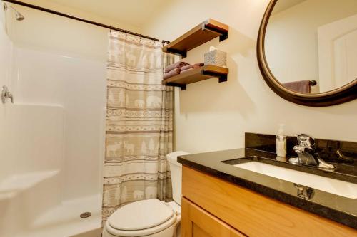 bagno con servizi igienici, lavandino e specchio di Beautiful Jefferson River Cabin with Mountain Views! a Silver Star