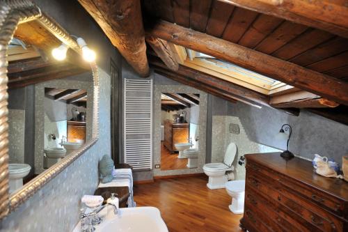 馬斯利尼科的住宿－Stone Cottage Deluxe，一间设有两个盥洗盆和厕所的浴室