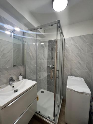 une salle de bain avec une douche, un lavabo et des toilettes dans l'établissement V Park by Welcome to Cannes, à Cannes