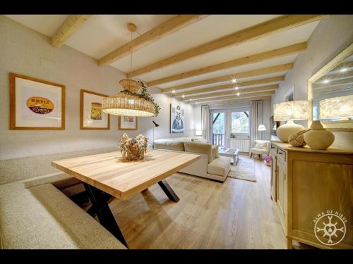 a living room with a wooden table and a couch at TORTUGA de Alma de Nieve in Naut Aran