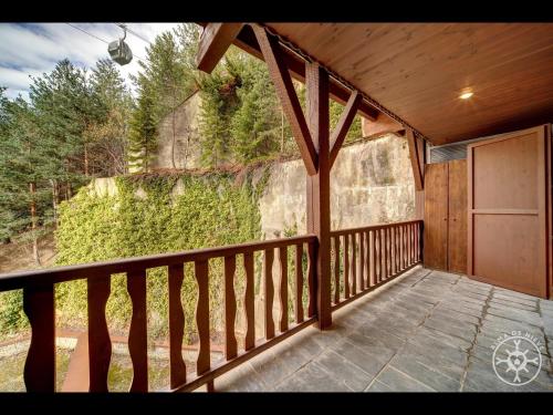 a balcony of a house with a wooden railing at TORTUGA de Alma de Nieve in Naut Aran