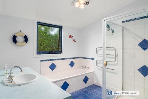 uma casa de banho com uma banheira, um lavatório e um chuveiro em 29 Church Street, Cowes em Cowes