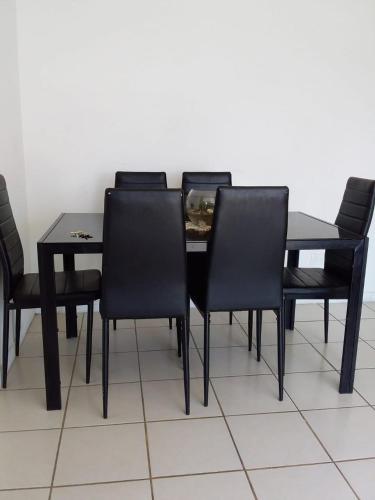 - une table à manger et des chaises noires dans l'établissement Departamento Ciudad del Encanto, à Ovalle