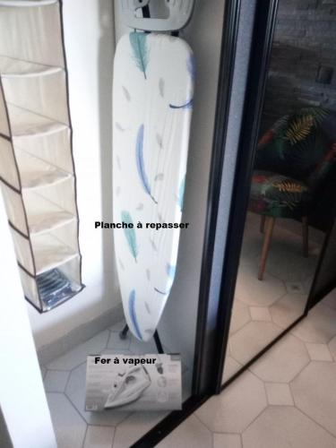 une planche de surf est fixée contre un mur dans l'établissement Les arbousiers, à La Cadière-dʼAzur