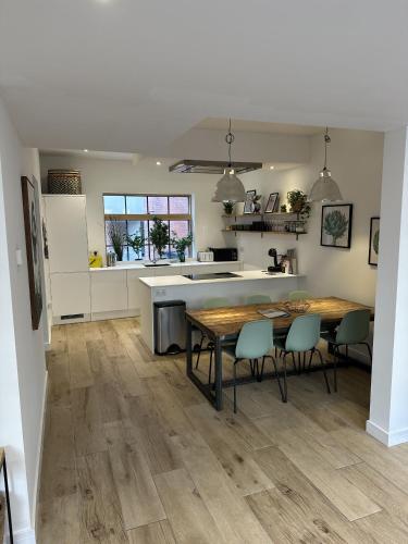 Ideal Bristol getaway - 3 bed harbourside home photo 11