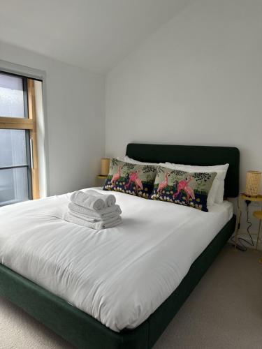 Ideal Bristol getaway - 3 bed harbourside home photo 12