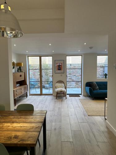 Ideal Bristol getaway - 3 bed harbourside home photo 26