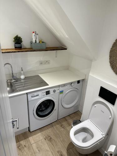 Ideal Bristol getaway - 3 bed harbourside home photo 31